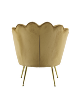 Poltrona in velluto con schienale a conchiglia e gambe dorate, ideale per soggiorno, camera da letto o ambienti eleganti.
