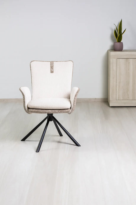 Sedia Camilla in tessuto e velluto beige con base in metallo nero, venduta in set da 2 sedie.