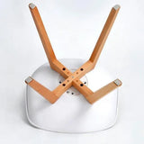 Sedia Carlotta con struttura in legno e seduta in similpelle, design moderno ed elegante