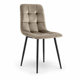 Sedia Clara in velluto, disponibile in tortora e grigio scuro, con schienale imbottito a riquadri e gambe in metallo nero, venduta in set da 2.