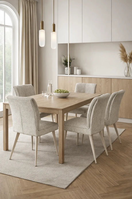 Sedia Eva rivestita in tessuto tortora o grigio con gambe in metallo verniciato.