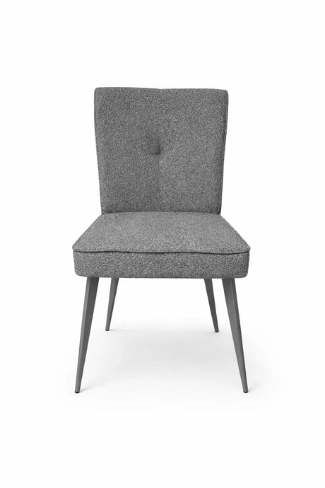 Sedia Eva rivestita in tessuto tortora o grigio con gambe in metallo verniciato.