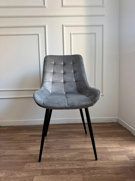 Sedia Gilda moderna imbottita con gambe nere in tessuto vintage o velluto, disponibile in quattro colori.