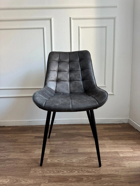 Sedia Gilda moderna imbottita con gambe nere in tessuto vintage o velluto, disponibile in quattro colori.