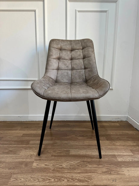 Sedia Gilda moderna imbottita con gambe nere in tessuto vintage o velluto, disponibile in quattro colori.