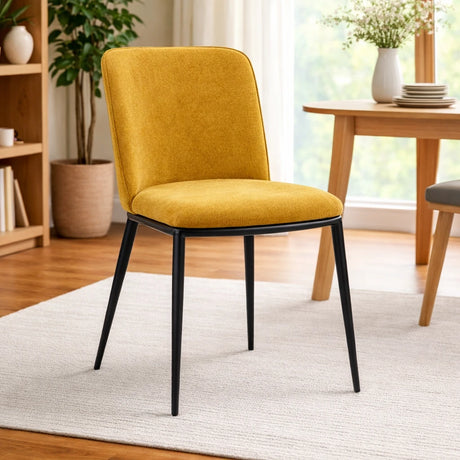 Set 2 sedie Luma imbottite in tessuto senape con gambe in metallo nero design moderno per sala da pranzo