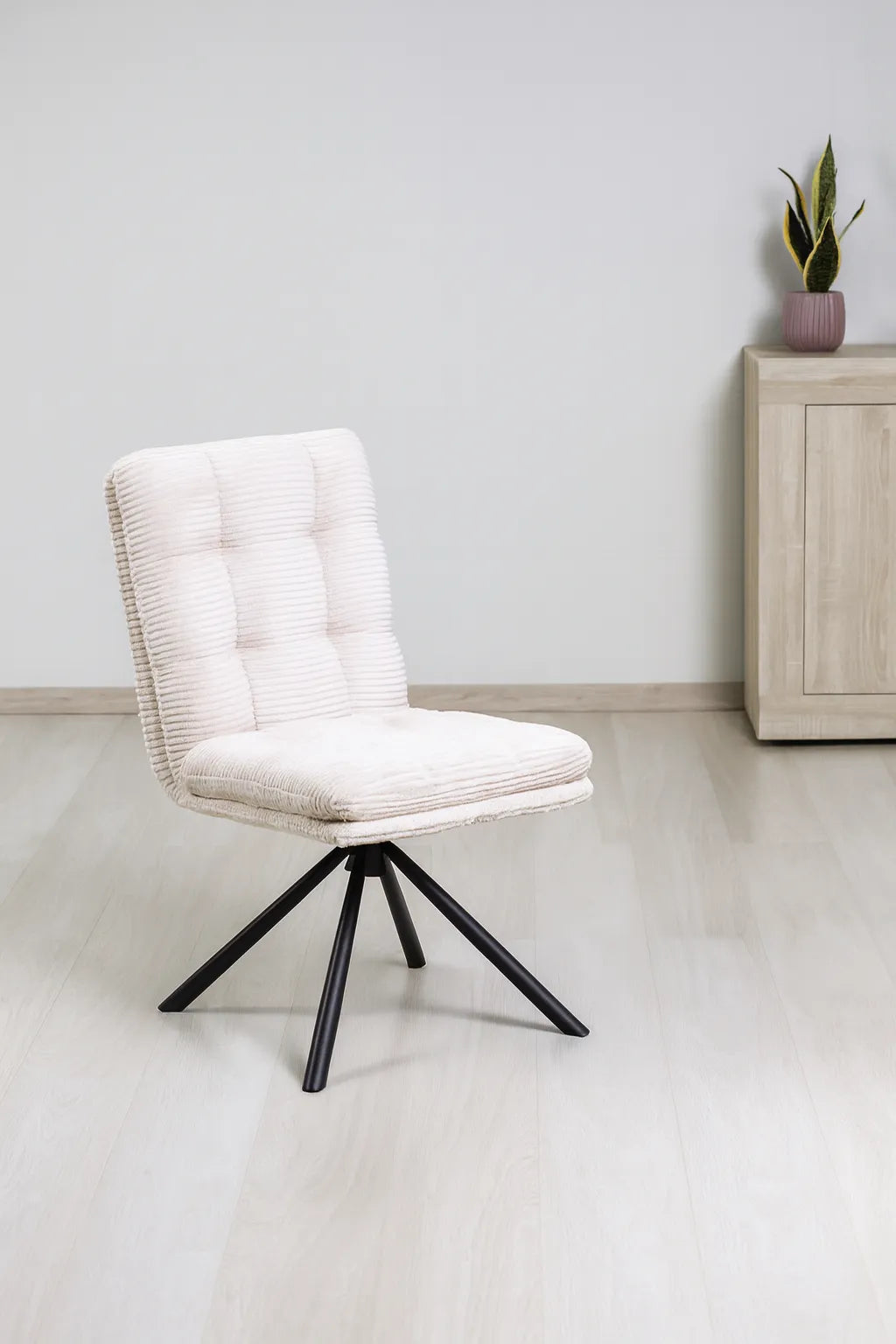 Sedia Monica in velluto a costine beige con base in metallo nero, venduta in set da 2 sedie.