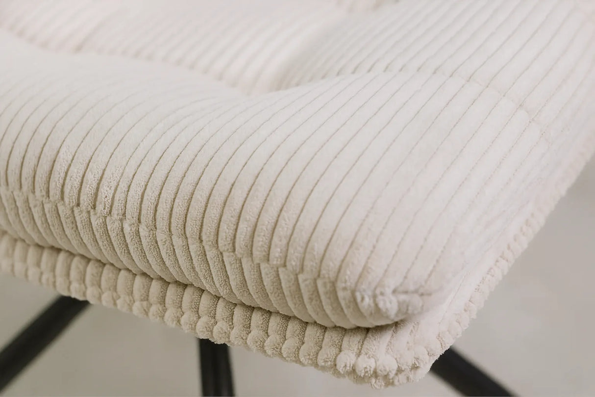 Sedia Monica in velluto a costine beige con base in metallo nero, venduta in set da 2 sedie.