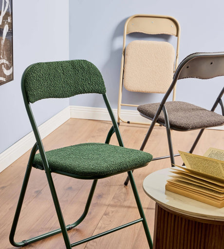 Sedia pieghevole Solana in tessuto bouclè con struttura in metallo, design moderno e salvaspazio