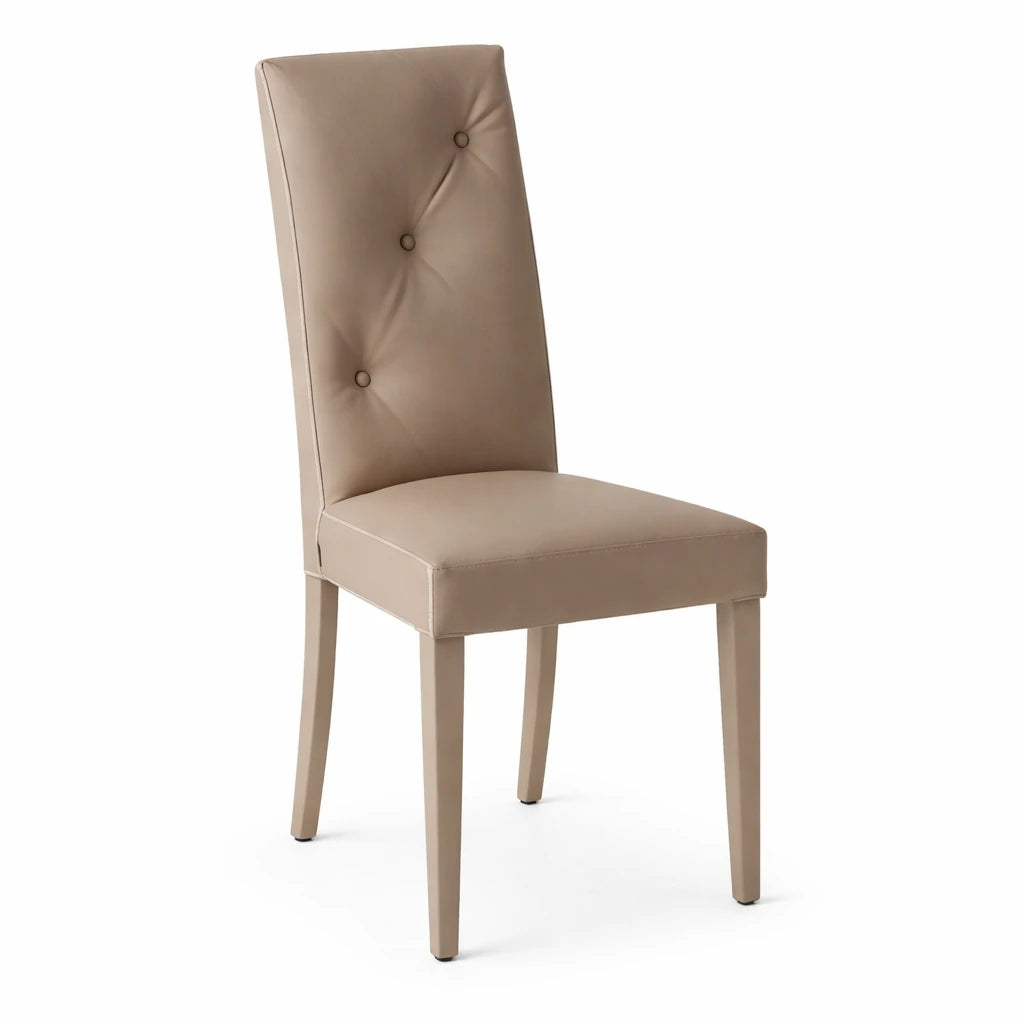 Set 2 sedie Thaila imbottite in ecopelle tortora con schienale alto capitonné design elegante per sala da pranzo