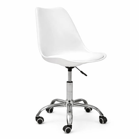 Sedia ufficio girevole azzurra con base cromata e ruote regolabile in altezza design moderno