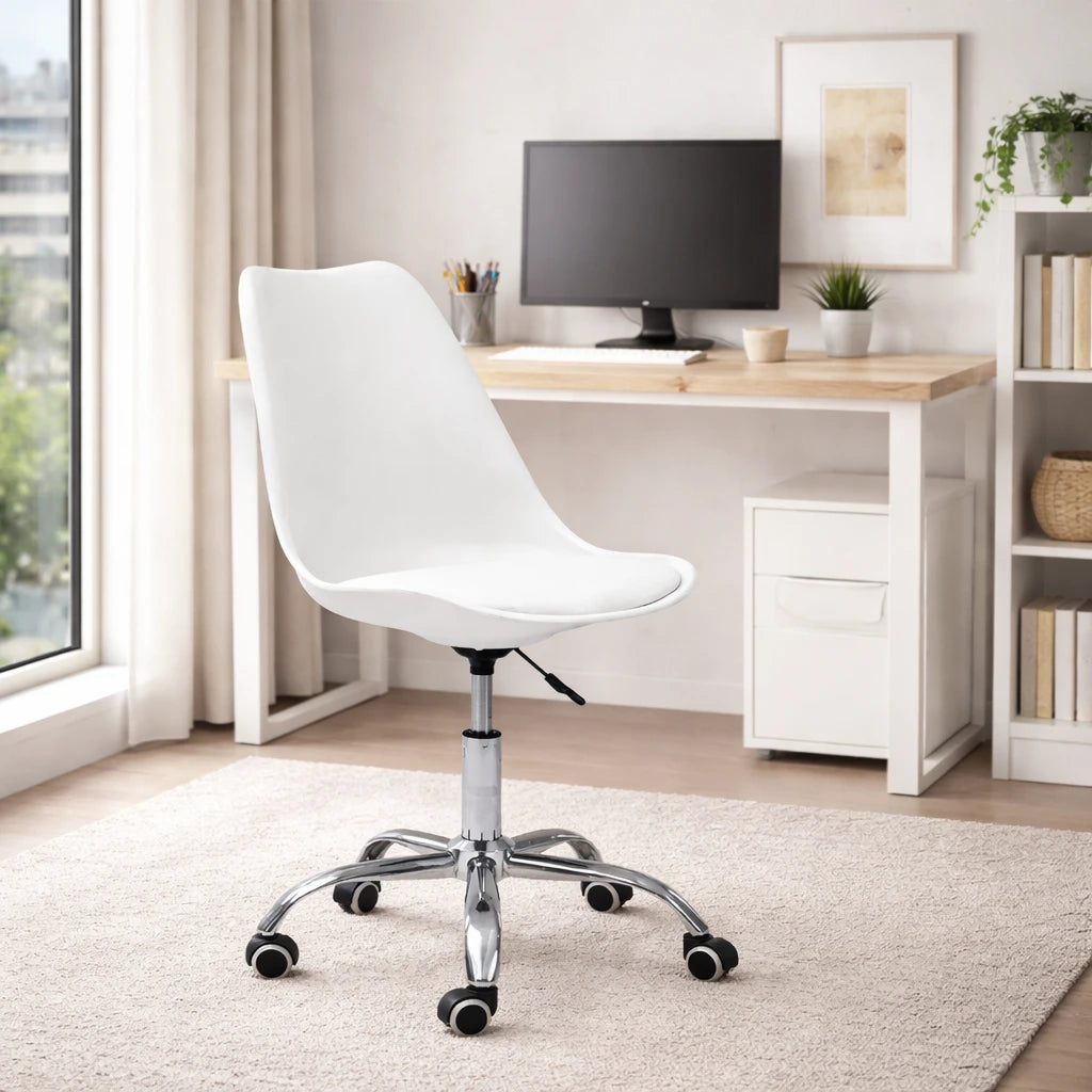 Sedia ufficio girevole azzurra con base cromata e ruote regolabile in altezza design moderno