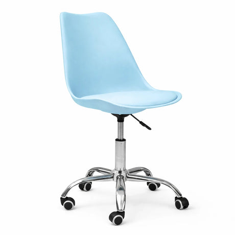Sedia ufficio girevole azzurra con base cromata e ruote regolabile in altezza design moderno