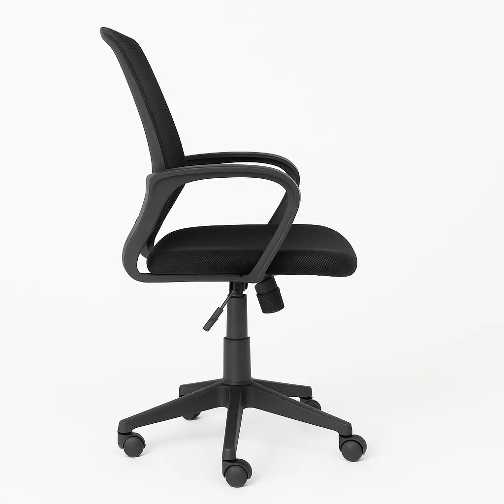 Sedia da ufficio Mesh ergonomica in tessuto a rete nera con braccioli e base a 5 razze.