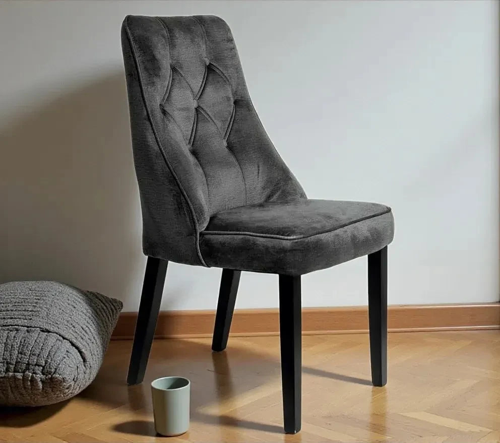 Set 2 sedie imbottite Alvira in velluto grigio tortora beige con gambe in legno nero opaco eleganti moderne