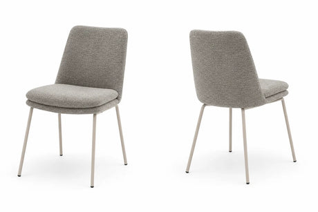 Set da 2 sedie Carol imbottite in tessuto antimacchia e antigraffio, disponibili nelle finiture Tortora con gambe Cashmere e Antracite con gambe Nero.