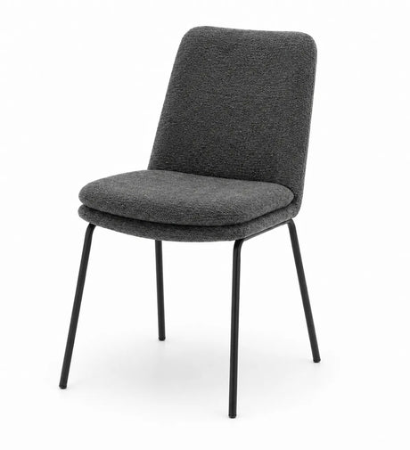 Set da 2 sedie Carol imbottite in tessuto antimacchia e antigraffio, disponibili nelle finiture Tortora con gambe Cashmere e Antracite con gambe Nero.