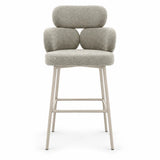 Sgabello Alma in tessuto tortora con seduta e schienale imbottiti, struttura in metallo color cashmere e poggiapiedi integrato.