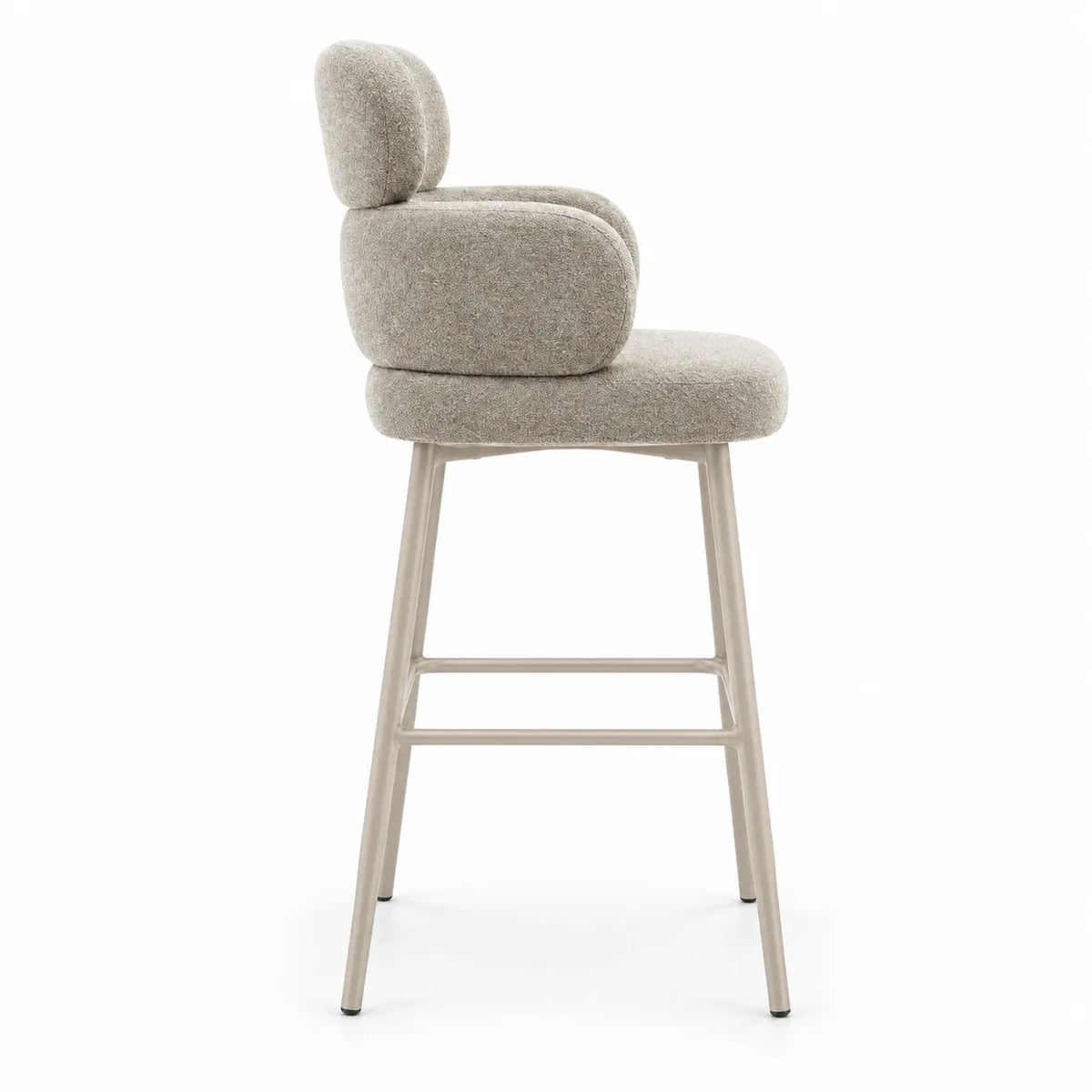 Sgabello Alma in tessuto tortora con seduta e schienale imbottiti, struttura in metallo color cashmere e poggiapiedi integrato.