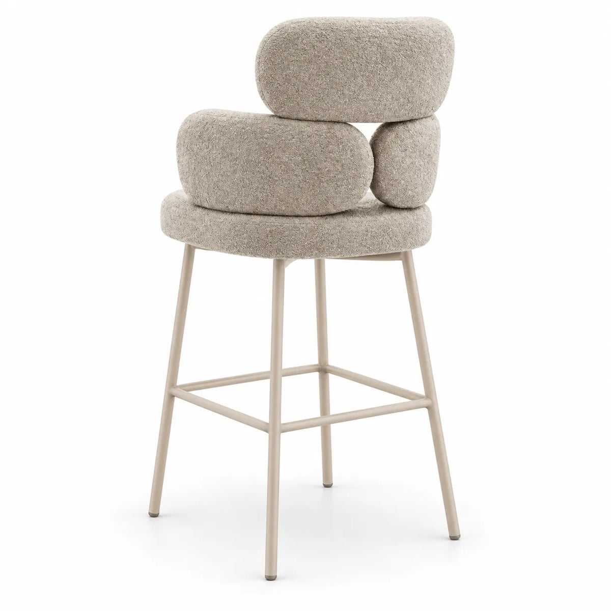 Sgabello Alma in tessuto tortora con seduta e schienale imbottiti, struttura in metallo color cashmere e poggiapiedi integrato.