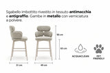 Sgabello Alma in tessuto tortora con seduta e schienale imbottiti, struttura in metallo color cashmere e poggiapiedi integrato.