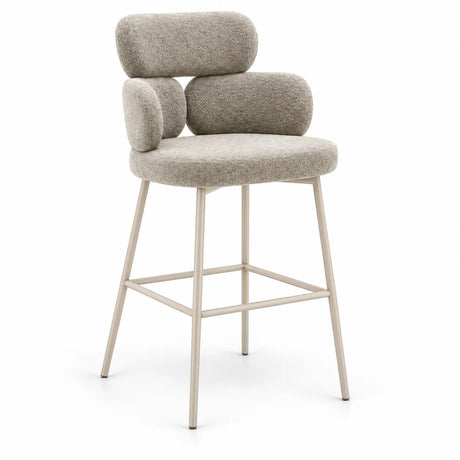 Sgabello Alma in tessuto tortora con seduta e schienale imbottiti, struttura in metallo color cashmere e poggiapiedi integrato.