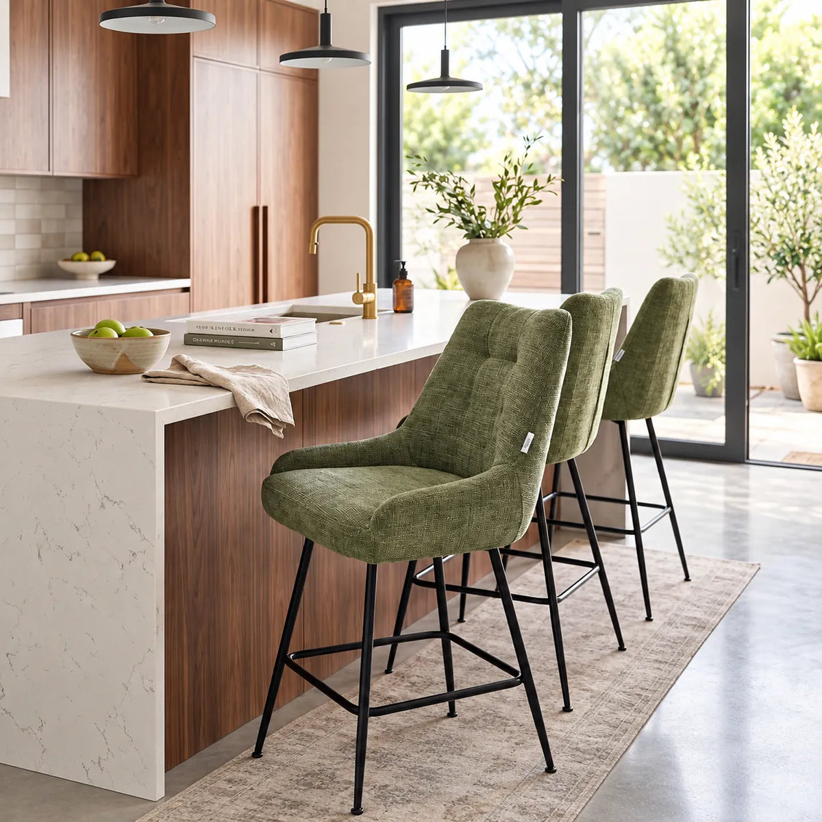Sgabello Bella imbottito in tessuto Acquaclean, disponibile tortora con struttura cashmere, verde bosco o antracite con struttura nera, seduta alta 65 cm.