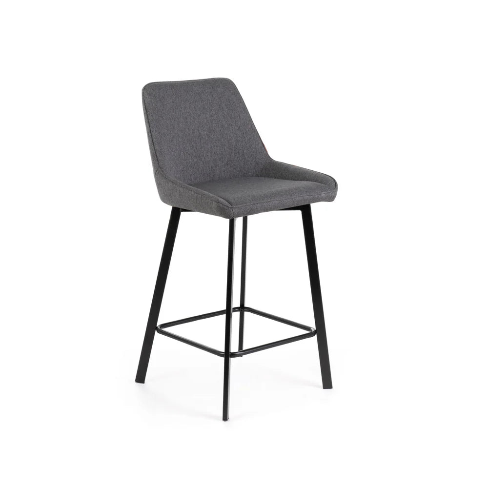 Sgabello Fox con seduta imbottita in tessuto e poggiapiedi in metallo, ideale per cucina o angolo bar