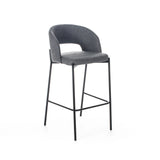 Sgabello Greta in tessuto grigio con schienale imbottito e gambe in metallo nero, ideale per penisola e cucina moderna