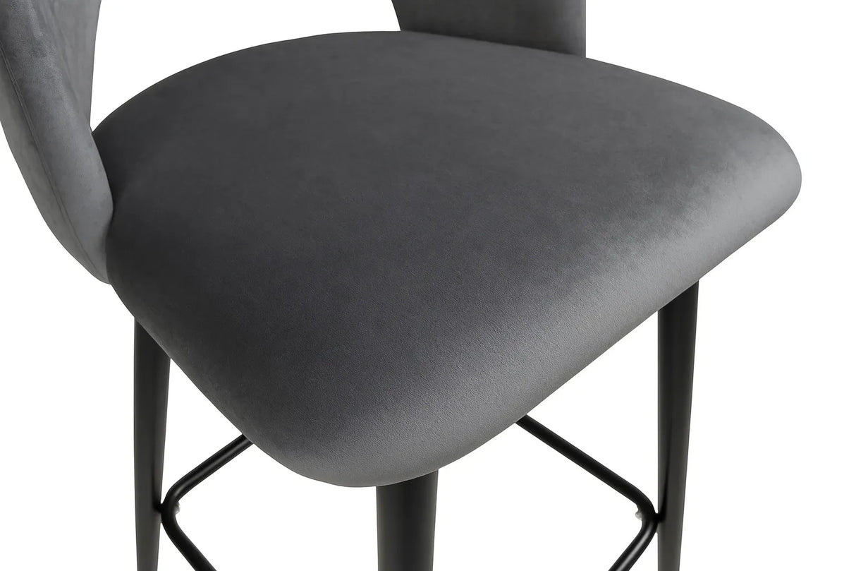 Sgabello Mary in velluto disponibile nei colori tortora, grigio e senape con struttura e poggiapiedi in metallo