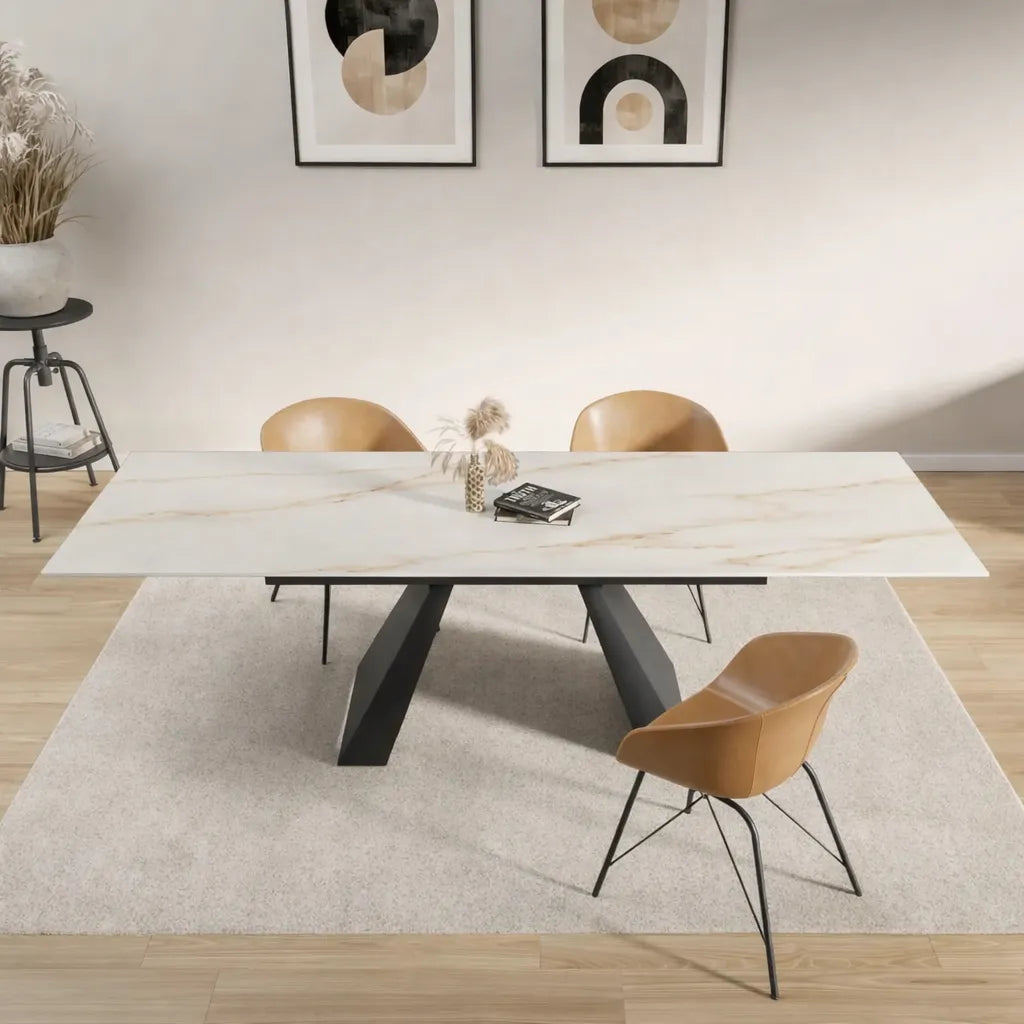 Tavolo Alex allungabile con top in gres porcellanato effetto marmo Calacatta e gambe in metallo nero