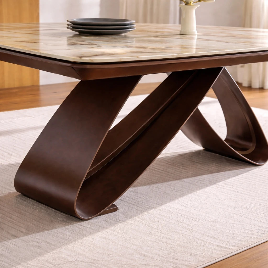 Tavolo da pranzo allungabile con piano in ceramica effetto marmo e base in metallo colore bronzo o oro