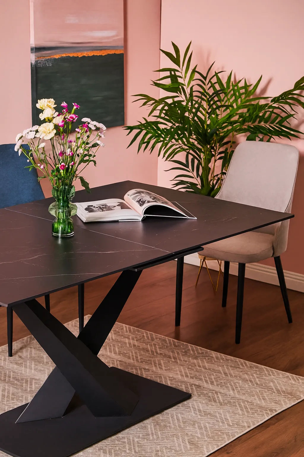 Tavolo allungabile Oliver con piano in ceramica effetto marmo bianco e base incrociata in metallo nero