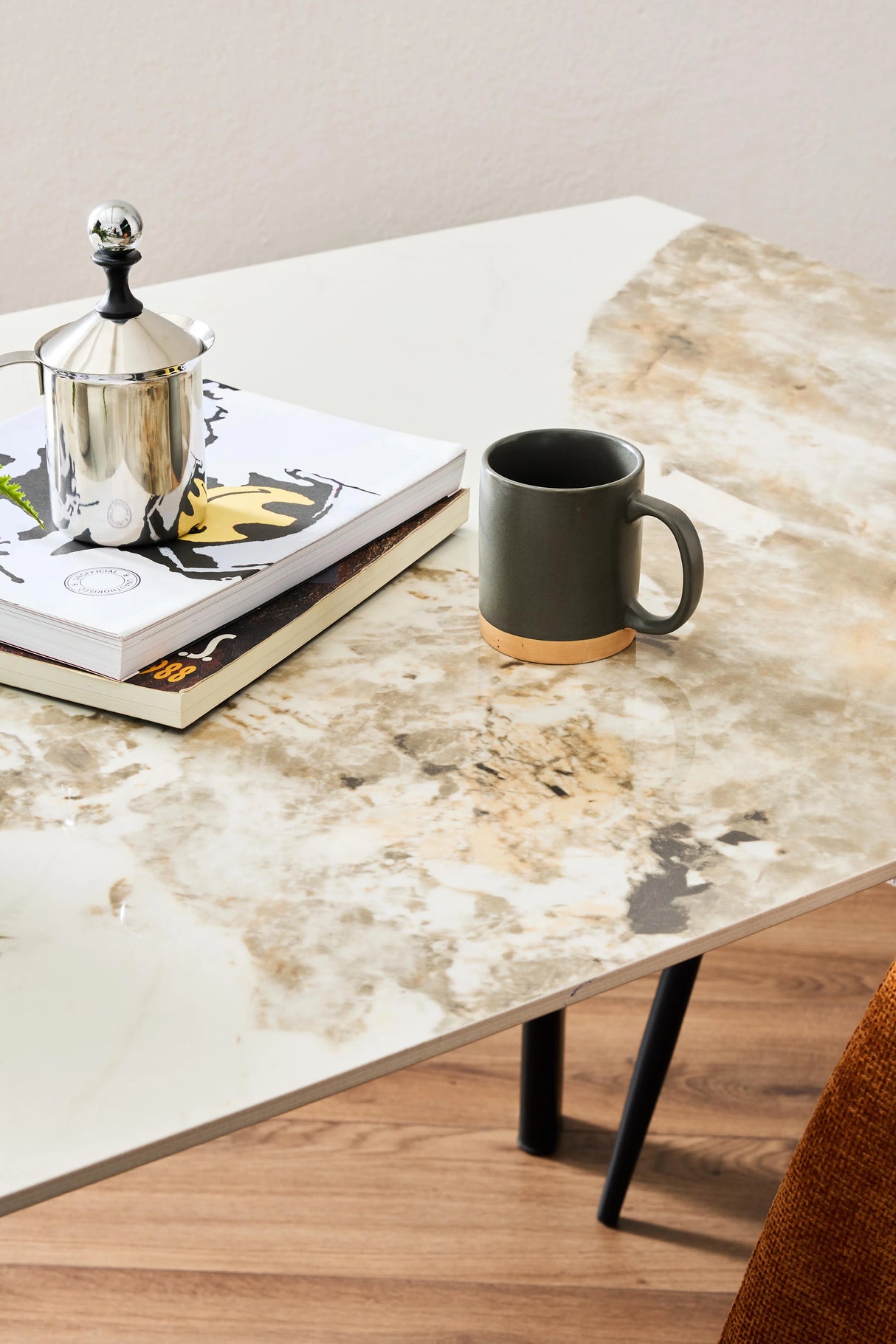 Tavolo allungabile Quincy con piano in ceramica effetto marmo e gambe in metallo nero