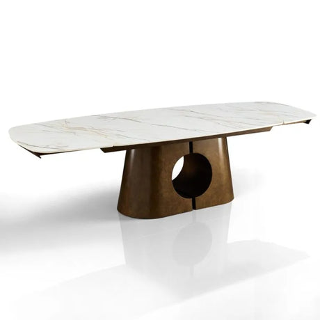 Tavolo allungabile Sunset con piano in ceramica effetto marmo Oro opaco e basamento in metallo effetto rame opaco estensibile fino a 300 cm.
