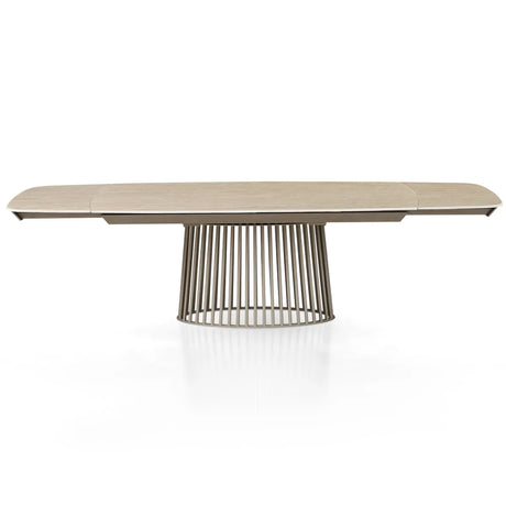 Tavolo allungabile Tom con piano in ceramica Travertino opaco e basamento in metallo Platino