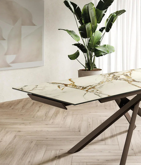 Tavolo Cross allungabile con struttura incrociata in metallo e piano in ceramica opaca su vetro, elegante e moderno per sala da pranzo

