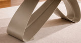 Tavolo Fly allungabile da 160 a 240 cm con piano in ceramica e base in metallo verniciato. Disponibile in due varianti di colore