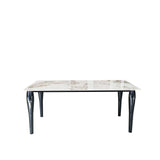 Tavolo rettangolare Kasper con piano in finitura Calacatta Beige e gambe nere in legno