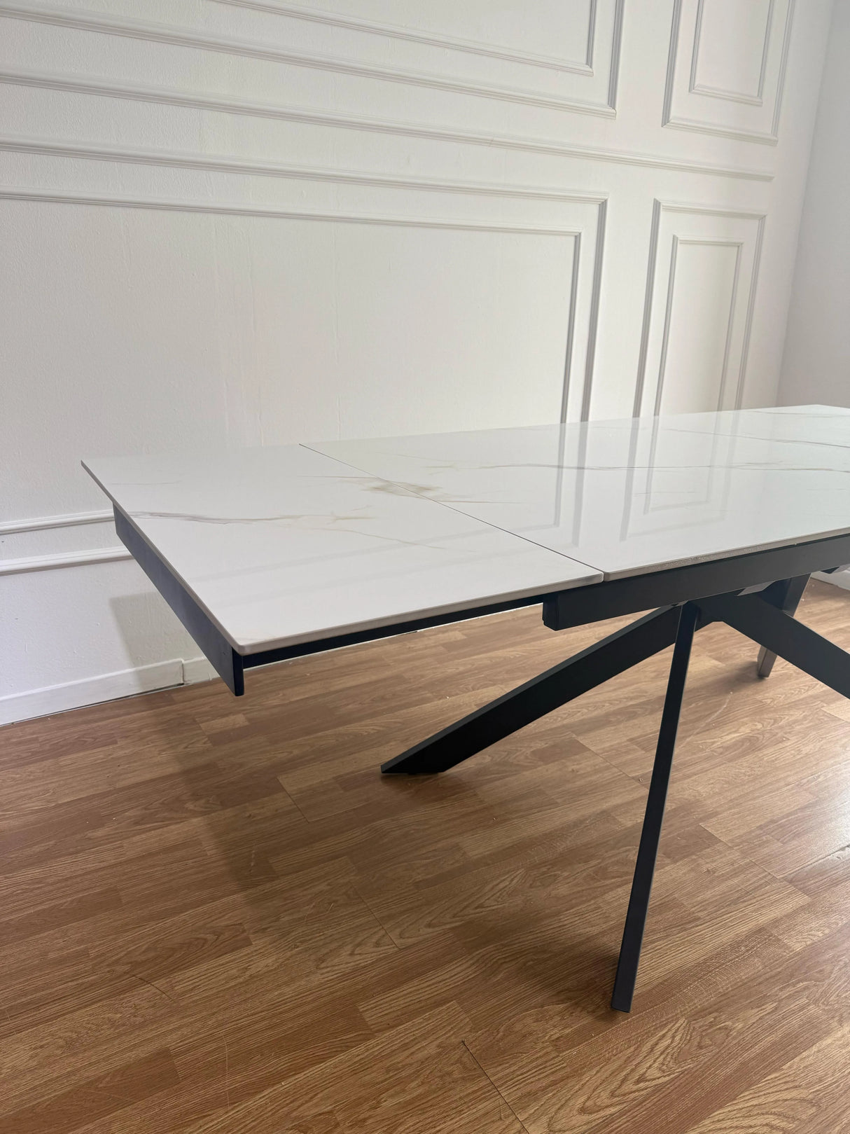 Tavolo Luna allungabile con piano in ceramica effetto marmo Calacatta Oro e base in metallo oro o nero

