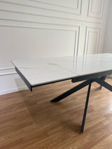 Tavolo Luna allungabile con piano in ceramica effetto marmo Calacatta Oro e base in metallo oro o nero

