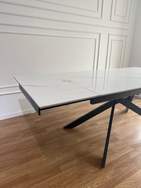 Tavolo Luna allungabile con piano in ceramica effetto marmo Calacatta Oro e base in metallo oro o nero

