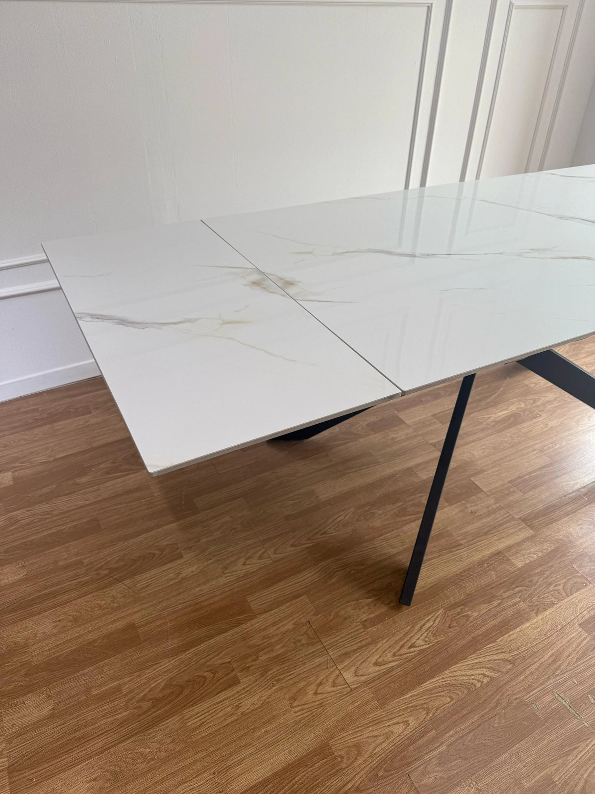 Tavolo Luna allungabile con piano in ceramica effetto marmo Calacatta Oro e base in metallo oro o nero

