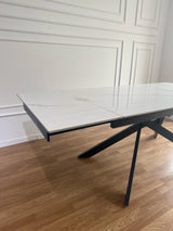 Tavolo Moon allungabile con piano in ceramica effetto marmo Calacatta Oro e base in metallo oro o nero