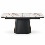 Tavolo Orfeo allungabile 180–230 cm con piano in ceramica Calacatta e base in metallo nero con inserto veneer noce chiaro.