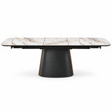 Tavolo Orfeo allungabile 180–230 cm con piano in ceramica Calacatta e base in metallo nero con inserto veneer noce chiaro.