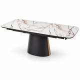 Tavolo Orfeo allungabile 180–230 cm con piano in ceramica Calacatta e base in metallo nero con inserto veneer noce chiaro.