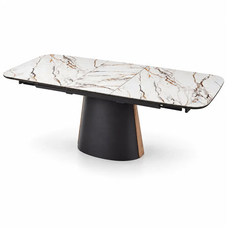 Tavolo Orfeo allungabile 180–230 cm con piano in ceramica Calacatta e base in metallo nero con inserto veneer noce chiaro.
