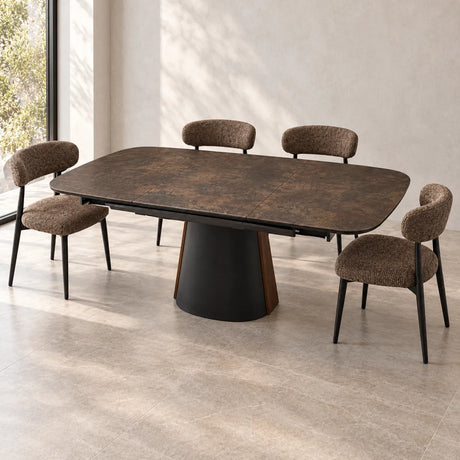 Tavolo Orfeo allungabile 180–230 cm con piano in ceramica marrone grigiato scuro e base in metallo nero con inserto veneer noce scuro.
