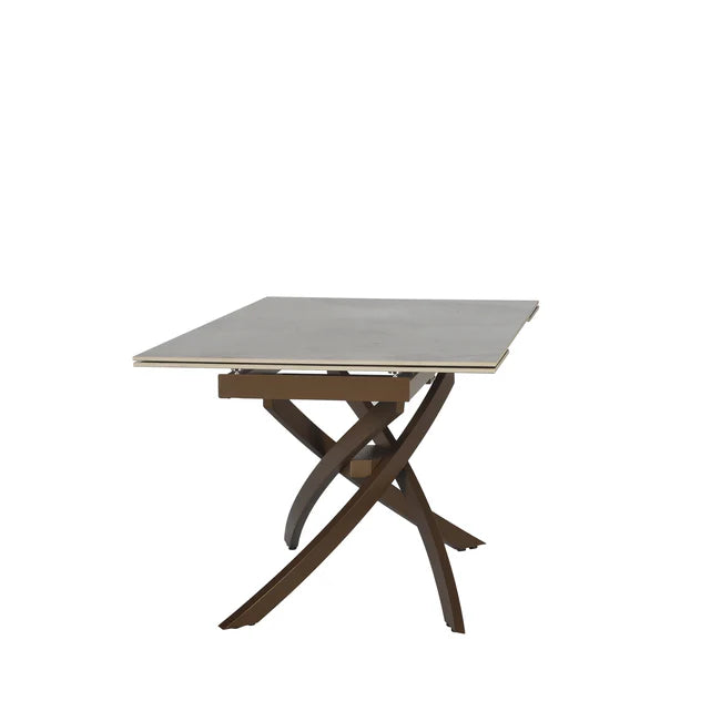 Tavolo Pegaso allungabile in ceramica con gambe incrociate in metallo, design elegante per soggiorno o cucina

